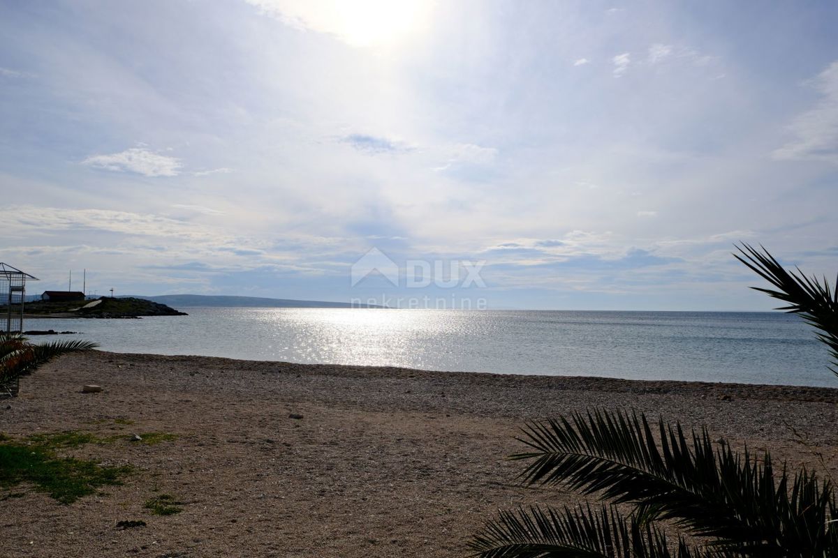  OTOK PAG, POVLJANA - Čudovit apartma v Povljani, en korak od plaže s teraso, ki ponuja spektakularen pogled na morje! 