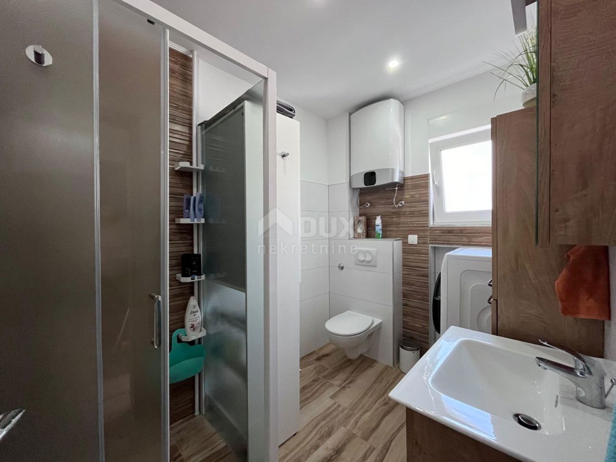 ŠIBENIK, VODICE - Hiša dvojček z dvema apartmajema