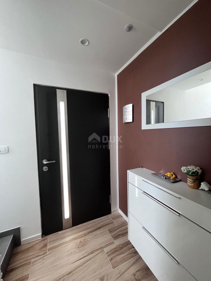 ŠIBENIK, VODICE - Hiša dvojček z dvema apartmajema