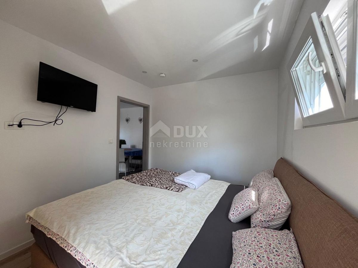 ŠIBENIK, VODICE - Hiša dvojček z dvema apartmajema