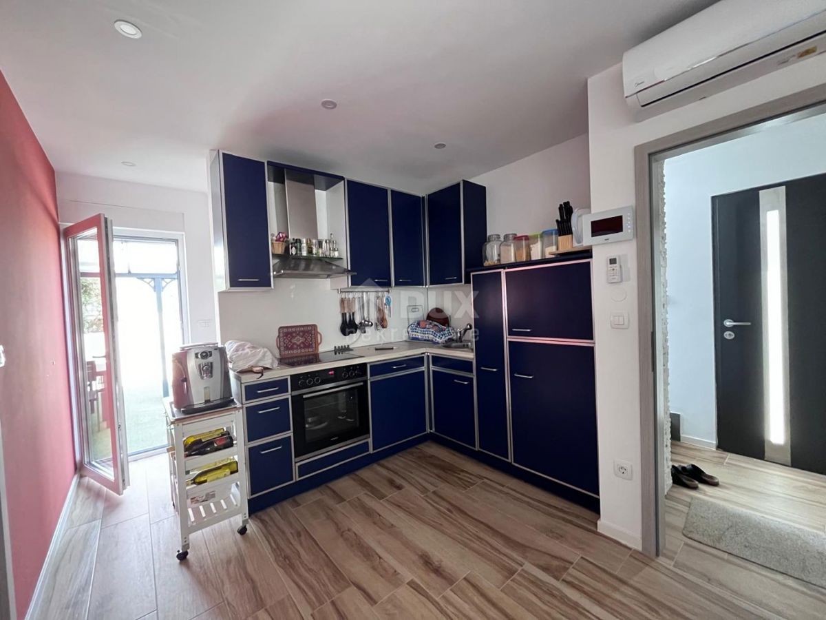 ŠIBENIK, VODICE - Hiša dvojček z dvema apartmajema