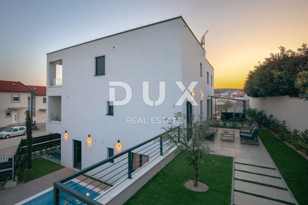 OTOK KRK, MESTO KRK - Dvoetažni apartma z vrtom in bazenom blizu morja