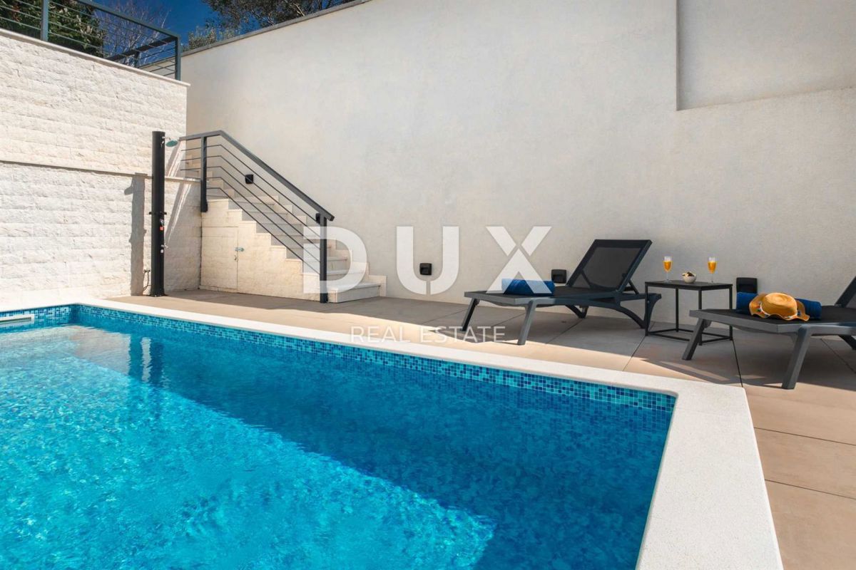 OTOK KRK, MESTO KRK - Dvoetažni apartma z vrtom in bazenom blizu morja