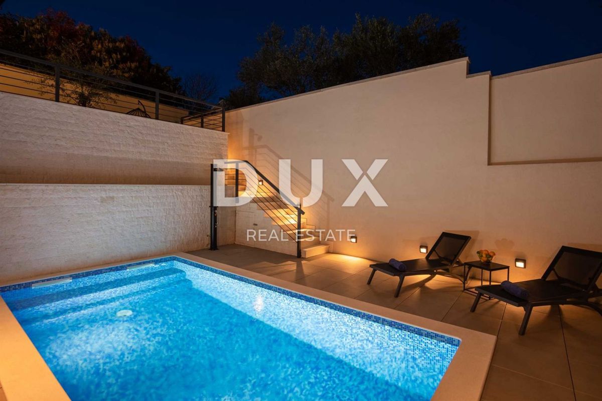OTOK KRK, MESTO KRK - Dvoetažni apartma z vrtom in bazenom blizu morja