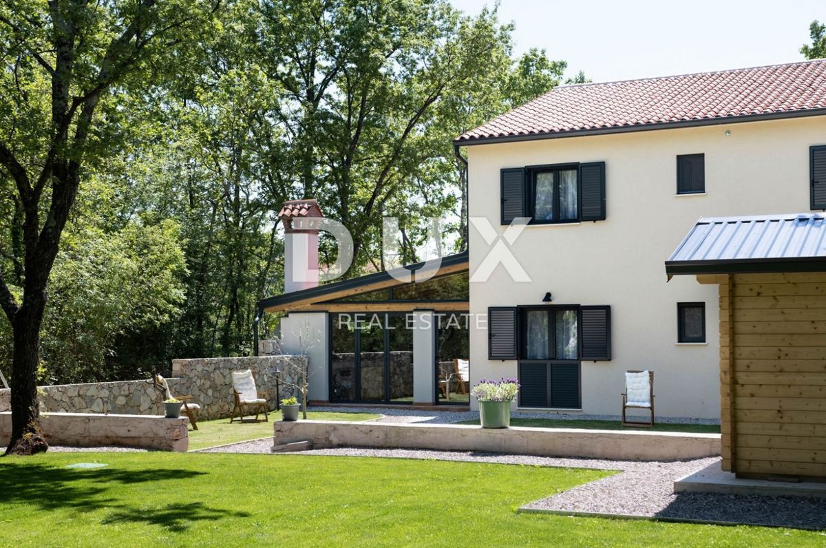 ISTRA, LABIN - Brezhibna hiša z bazenom na osamljeni lokaciji