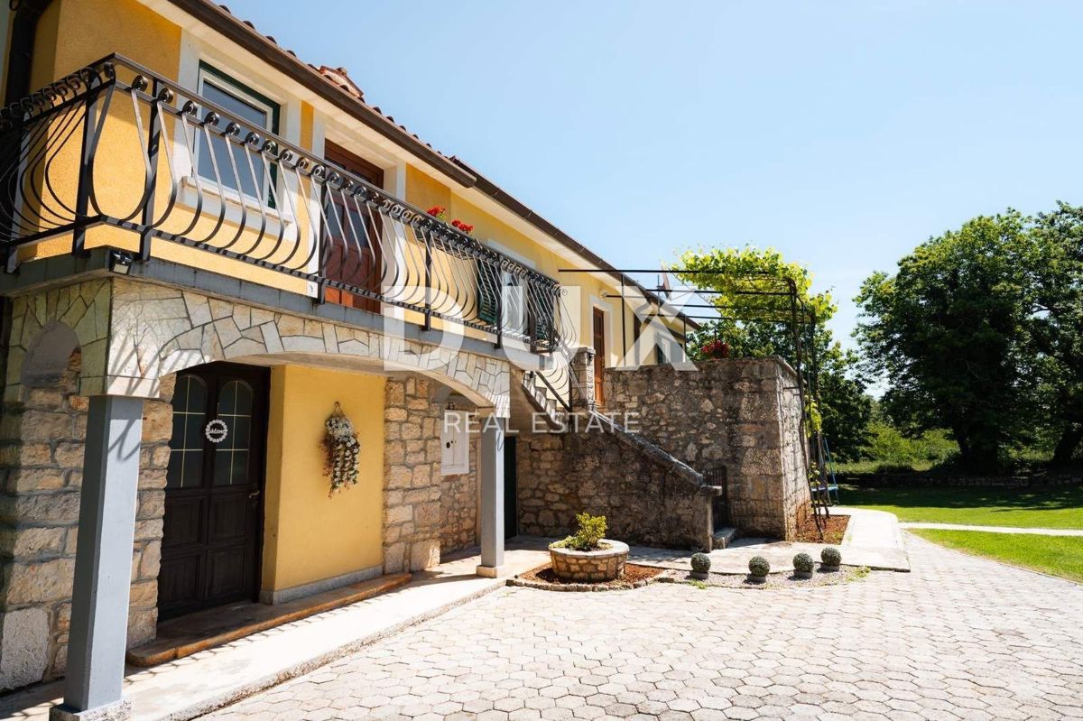 ISTRA, PIĆAN - Avtentična istrska lepotica z dvema hišama, bazenom in popolno zasebnostjo!