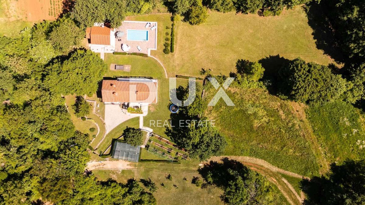 ISTRA, PIĆAN - Avtentična istrska lepotica z dvema hišama, bazenom in popolno zasebnostjo!