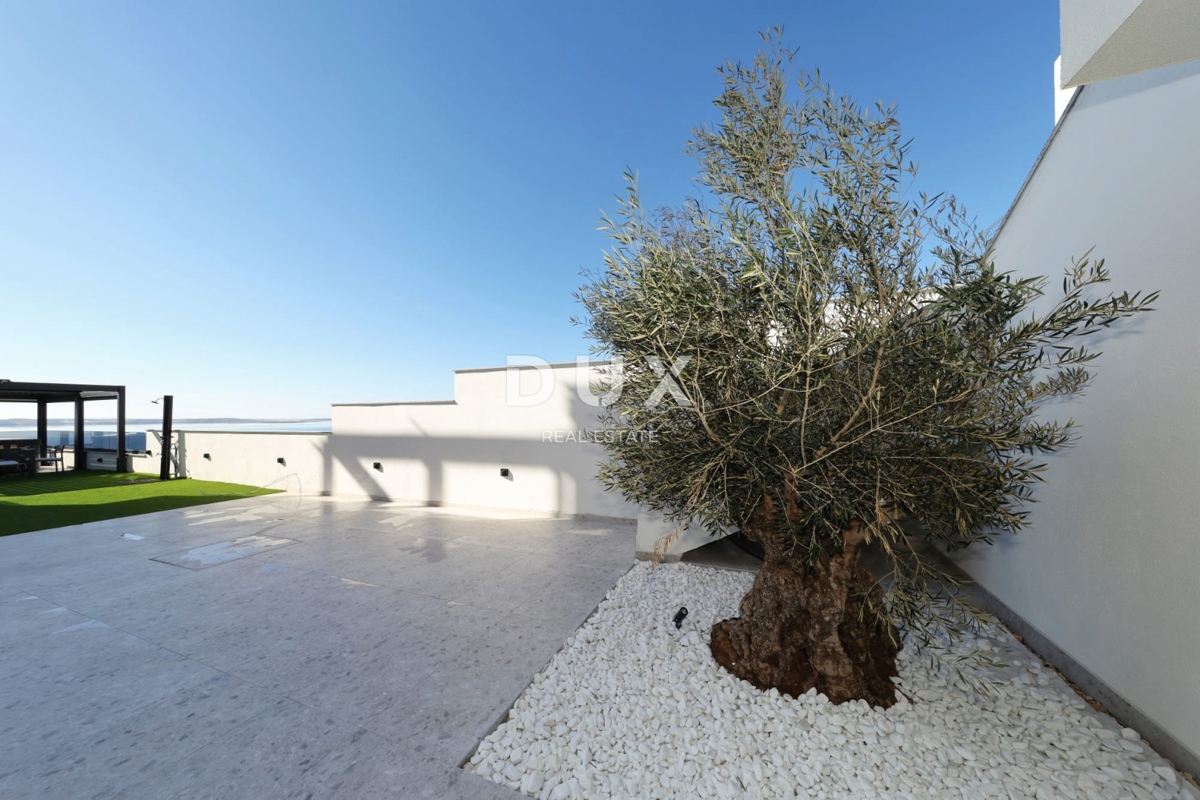 ZADAR, RTINA - opremljeno stanovanje z vrtom v bližini morja