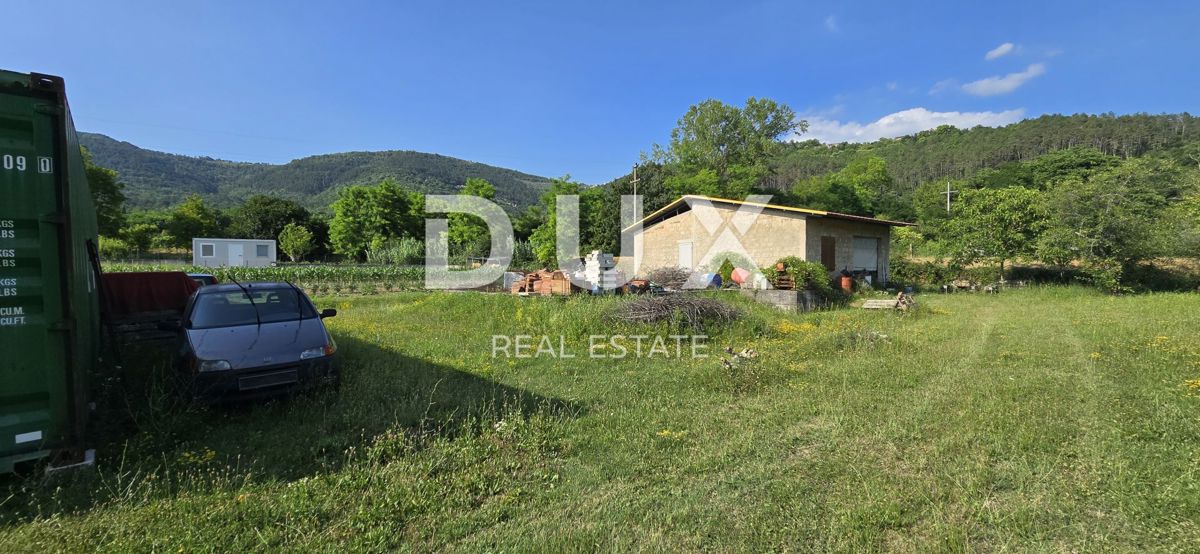ISTRA, OPRTALJ - Gradbeno zemljišče z dovoljenjem in zgrajenimi temelji