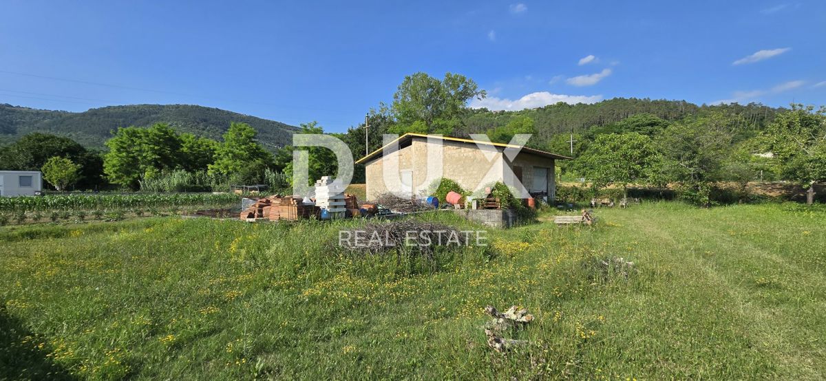 ISTRA, OPRTALJ - Gradbeno zemljišče z dovoljenjem in zgrajenimi temelji