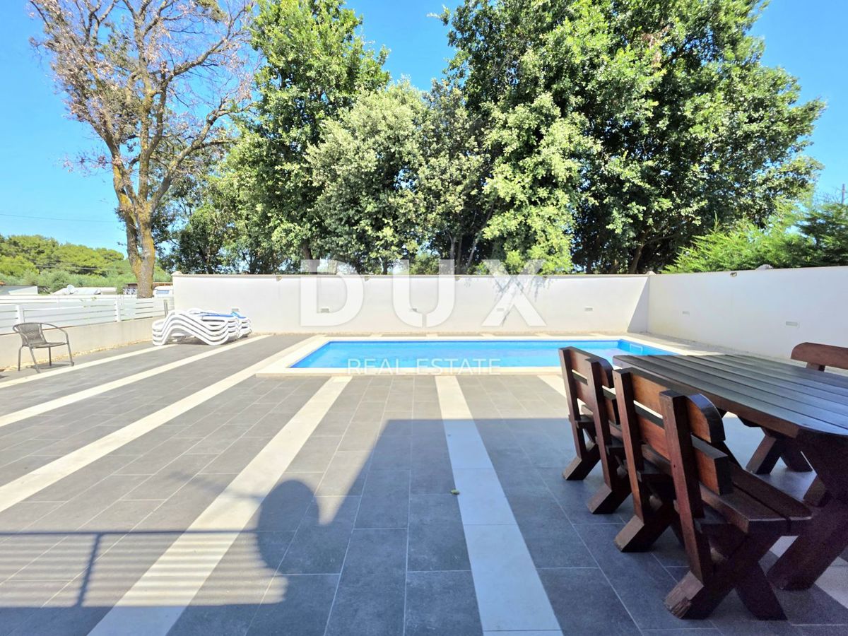 ISTRA, VOLME - Dvojček hiše s 4 spalnicami, bazenom in popolnoma ograjenim dvoriščem, 300 m od plaž