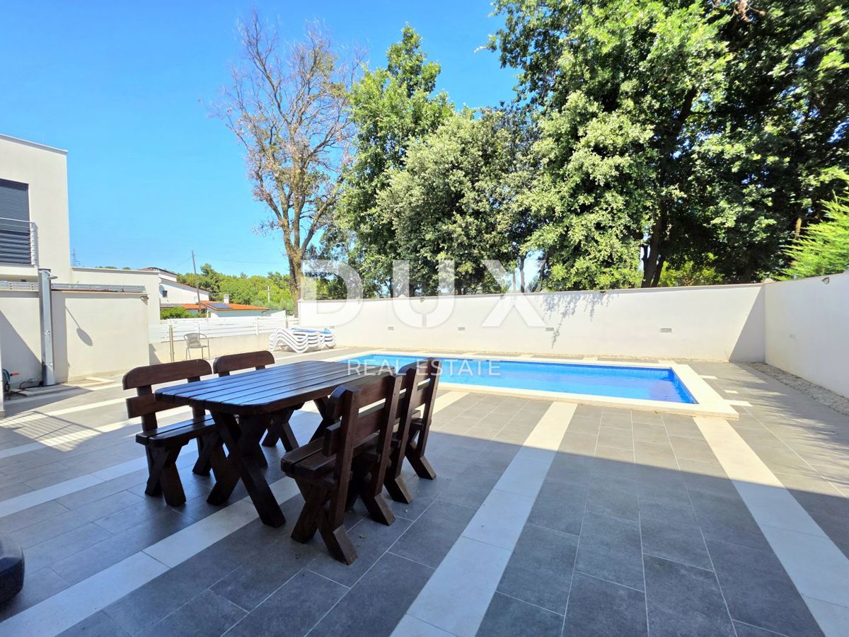 ISTRA, VOLME - Dvojček hiše s 4 spalnicami, bazenom in popolnoma ograjenim dvoriščem, 300 m od plaž