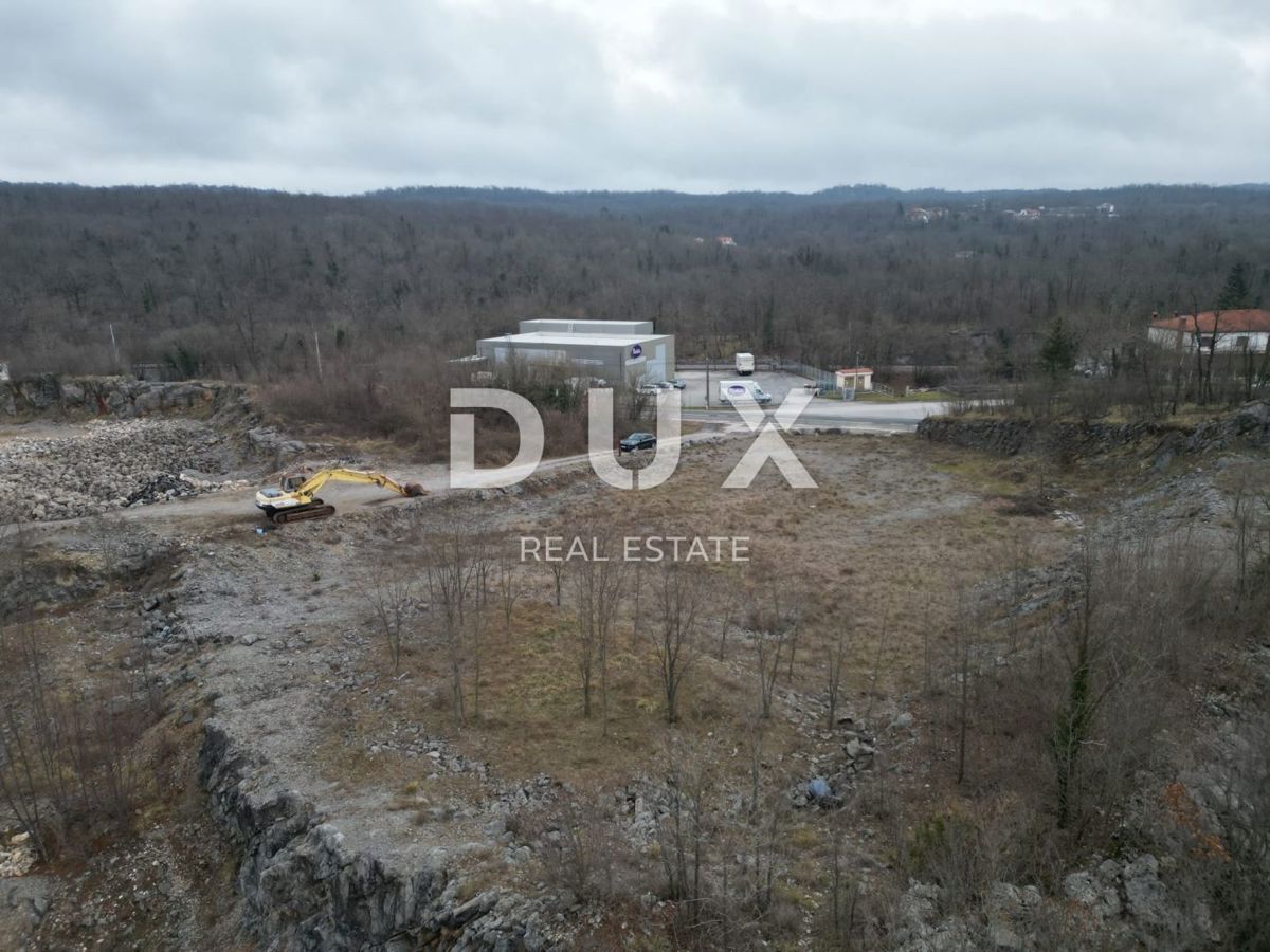 MATULJI, PERMANI - Zazidljivo zemljišče 6000m2 v delovni coni za skladišče/halo, CONA M