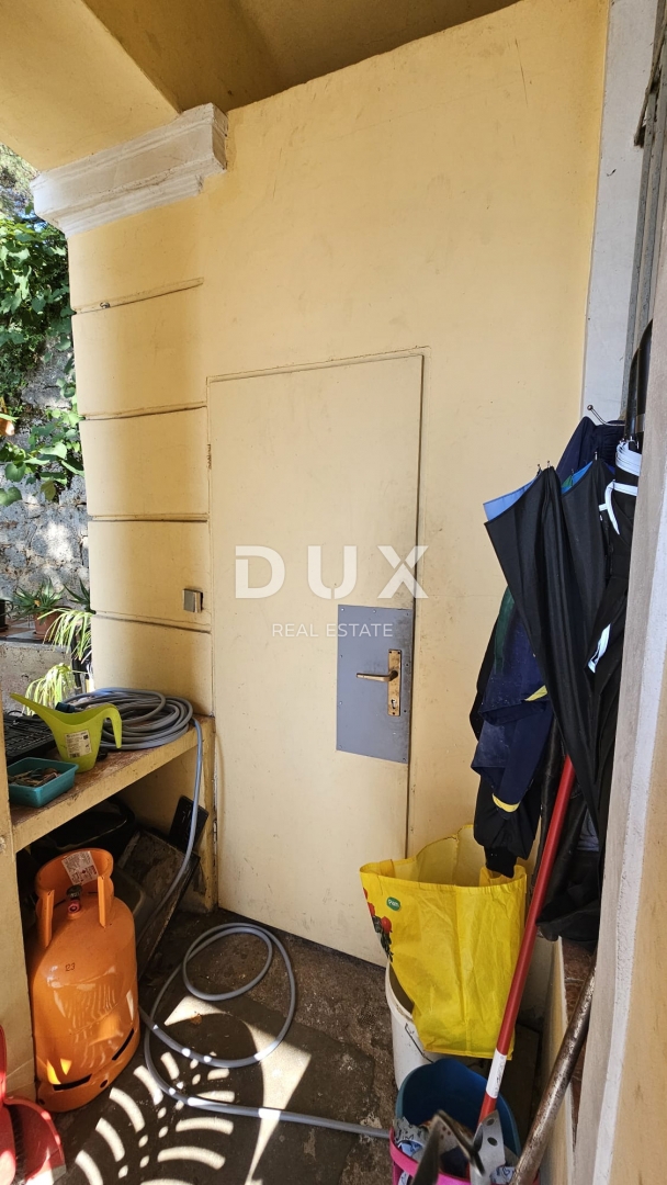 OPATIJA - Prostorno stanovanje z razgledom v secesijski vili z veliko potenciala, 152 m2
