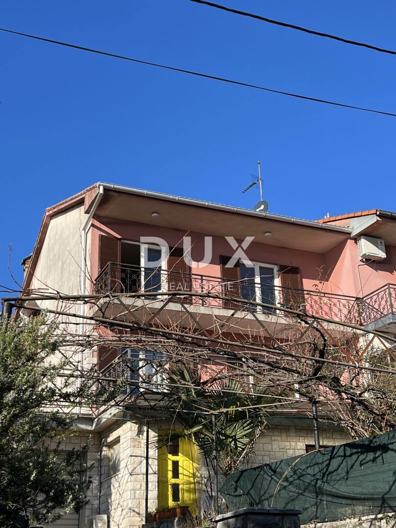 OPATIJA, CENTER - DVE POL-LOČENI HIŠI Z POGLEDOM NA MORJE IN 1.119 m2 VRTOM!!! PRILOŽNOST!!!