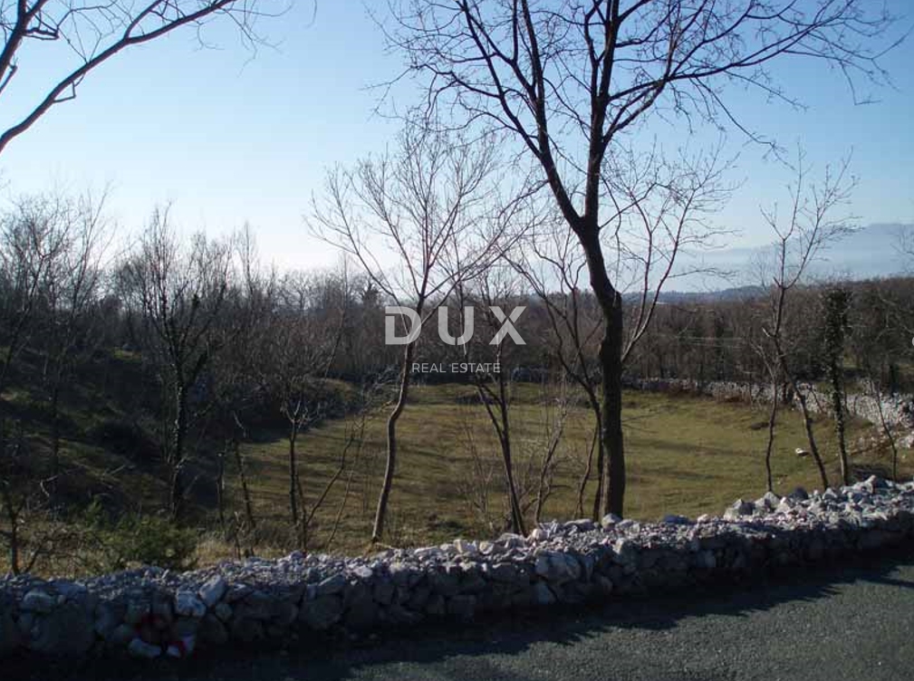 RIJEKA, GROBNIK - zazidljivo zemljišče 2385m2 za družinsko hišo/stanovanja/za najem ali počitniške hiše z bazenom