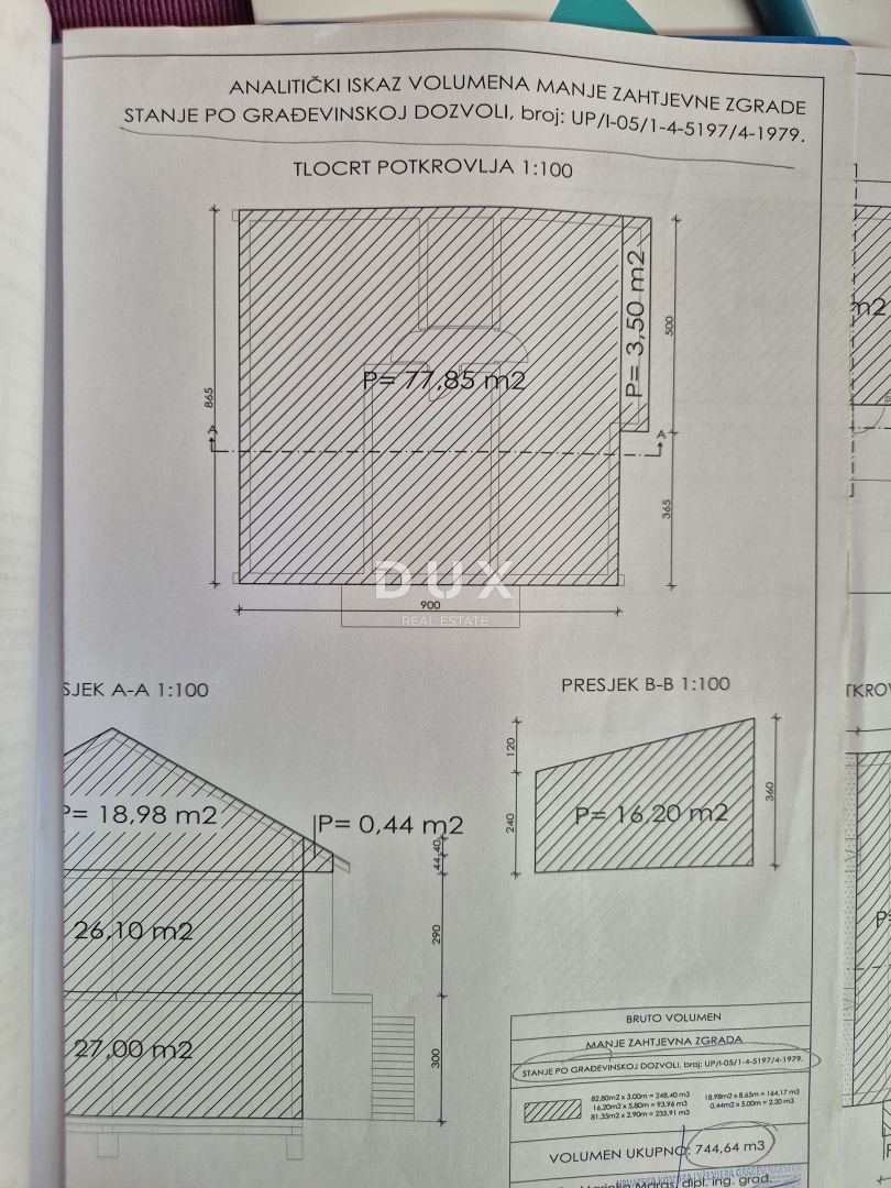 ZAGREB, DUBRAVA - Prostorna hiša v treh nadstropjih z dvoriščem, savno in možnostjo treh stanovanj