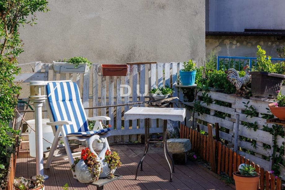 ZAGREB, DUBRAVA - Prostorna hiša v treh nadstropjih z dvoriščem, savno in možnostjo treh stanovanj