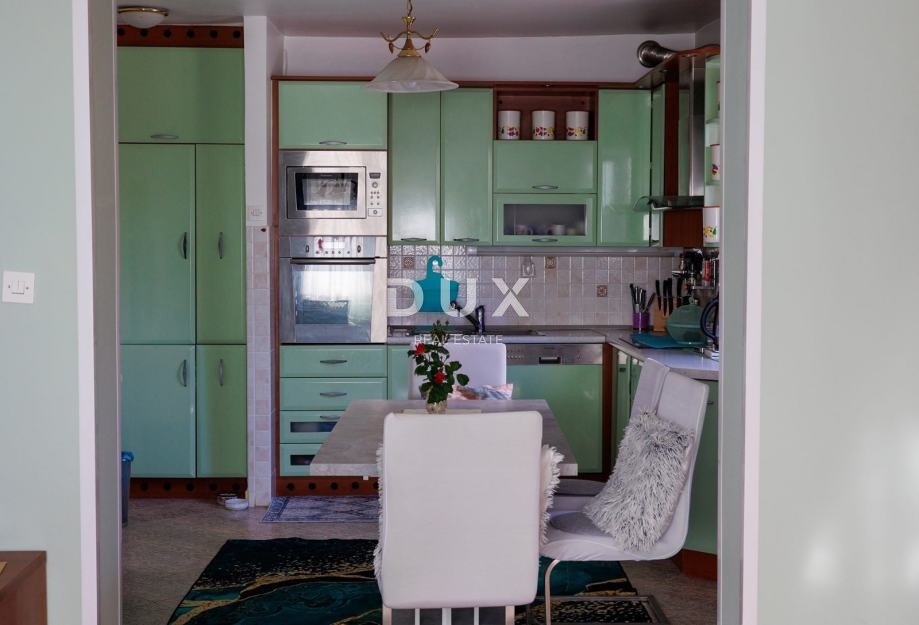 ZAGREB, DUBRAVA - Prostorna hiša v treh nadstropjih z dvoriščem, savno in možnostjo treh stanovanj