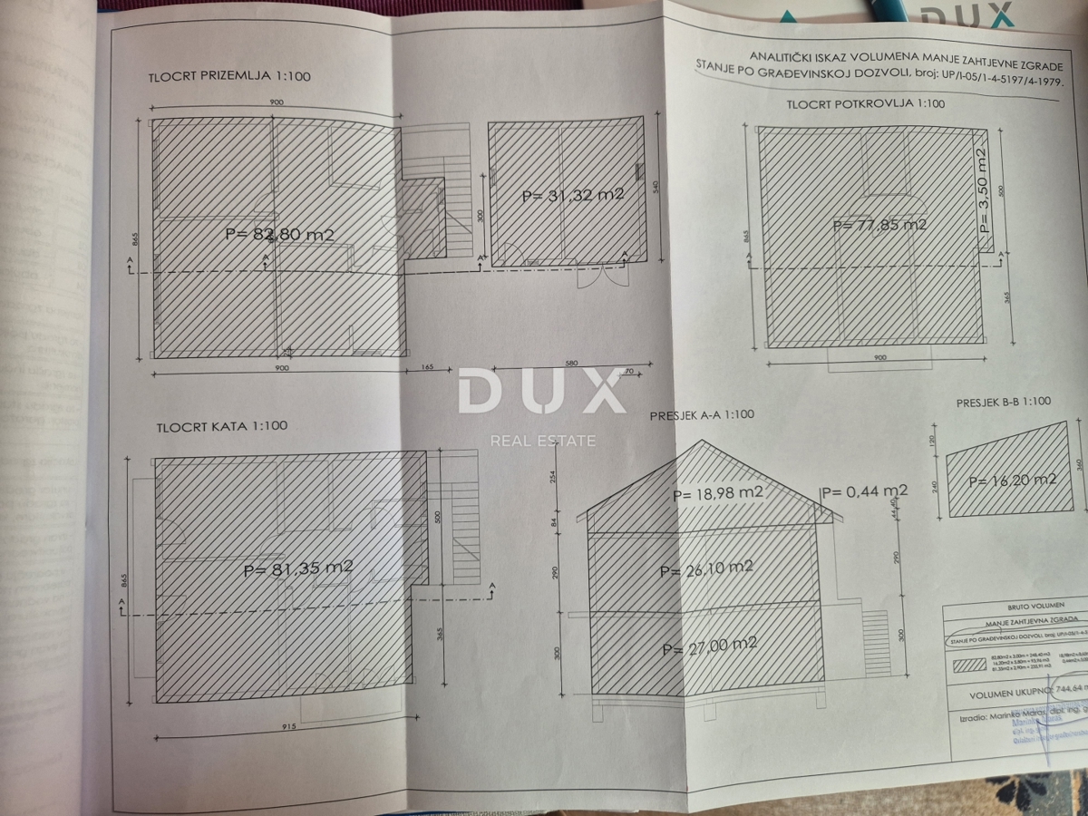 ZAGREB, DUBRAVA - Prostorna hiša v treh nadstropjih z dvoriščem, savno in možnostjo treh stanovanj
