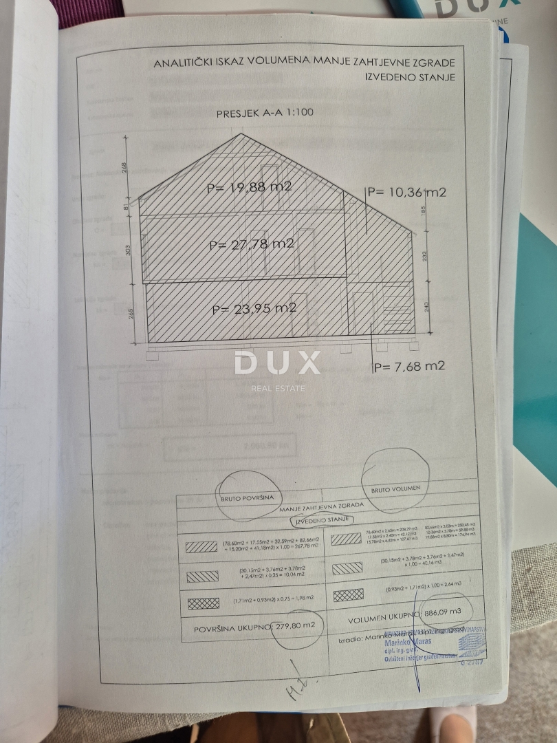 ZAGREB, DUBRAVA - Prostorna hiša v treh nadstropjih z dvoriščem, savno in možnostjo treh stanovanj