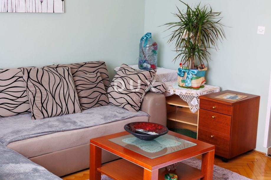 ZAGREB, DUBRAVA - Prostorna hiša v treh nadstropjih z dvoriščem, savno in možnostjo treh stanovanj