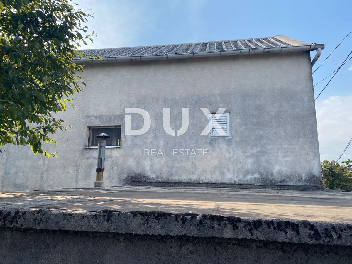 RIJEKA, ČAVLE - samostojna hiša + 4.000 m2 GRADBENEGA ZEMLJIŠČA! PRILOŽNOST!