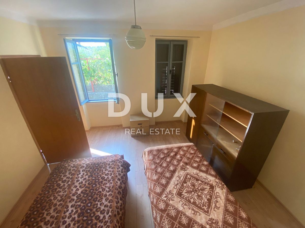 RIJEKA, ČAVLE - samostojna hiša + 4.000 m2 GRADBENEGA ZEMLJIŠČA! PRILOŽNOST!