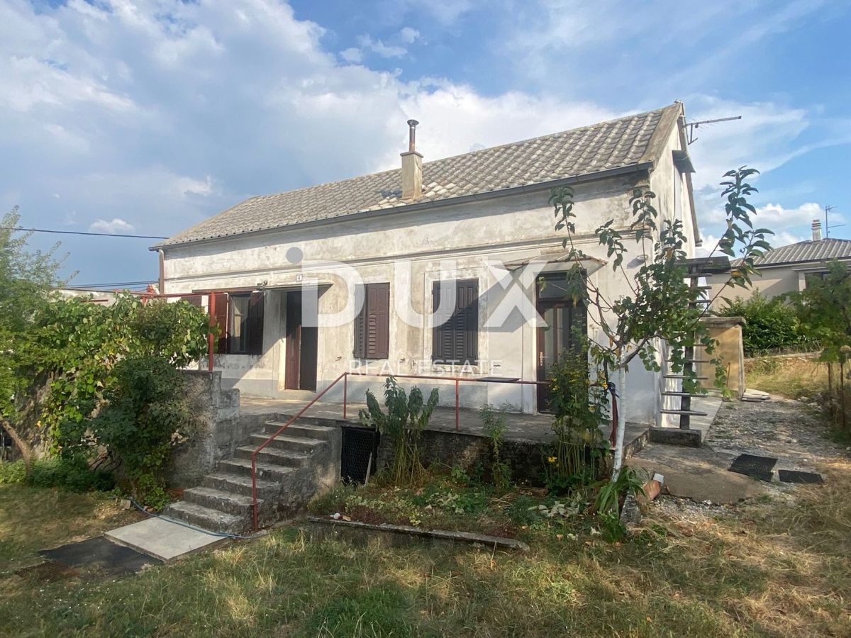 RIJEKA, ČAVLE - samostojna hiša + 4.000 m2 GRADBENEGA ZEMLJIŠČA! PRILOŽNOST!