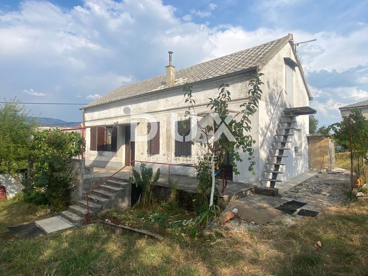 RIJEKA, ČAVLE - samostojna hiša + 4.000 m2 GRADBENEGA ZEMLJIŠČA! PRILOŽNOST!