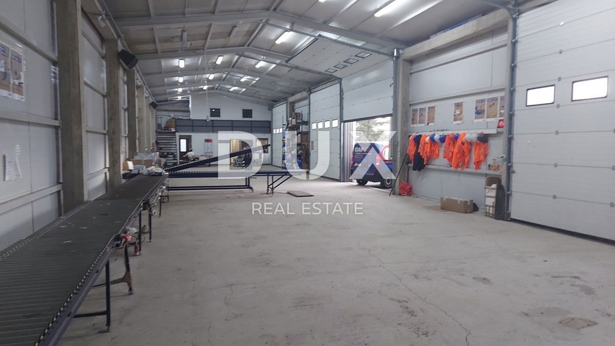 RIJEKA, ČAVLE - gospodarsko poslopje 380 m2, na stavbnem zemljišču velikosti 3763 m2