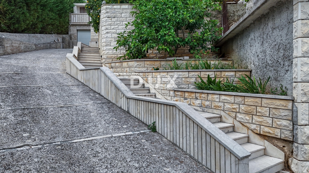 OTOK BRAČ, SUMARTIN - Kamnita apartmajska hiša z garažo, 2. vrsta do morja