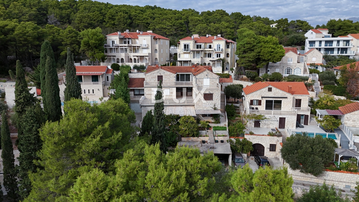 OTOK BRAČ, SUMARTIN - Kamnita apartmajska hiša z garažo, 2. vrsta do morja