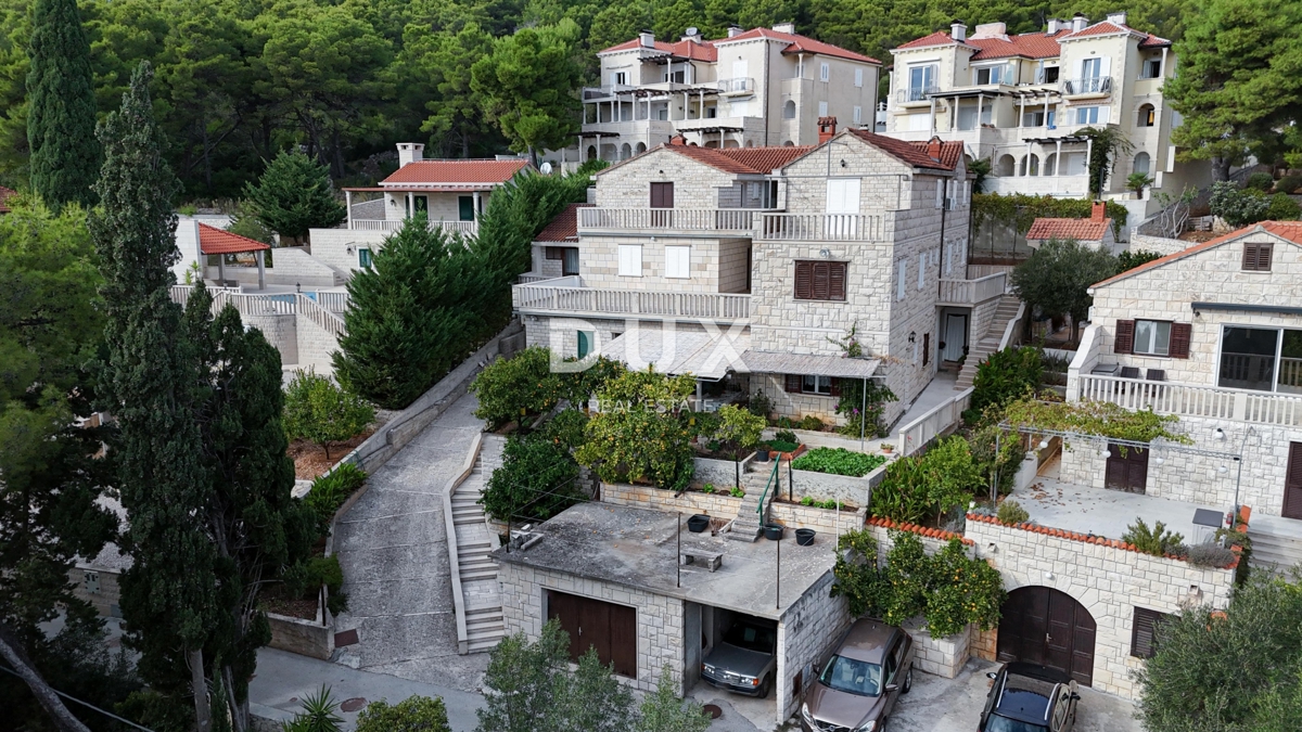 OTOK BRAČ, SUMARTIN - Kamnita apartmajska hiša z garažo, 2. vrsta do morja