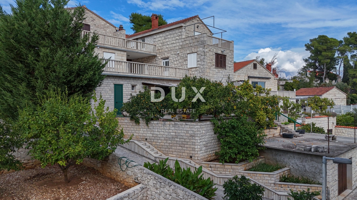 OTOK BRAČ, SUMARTIN - Kamnita apartmajska hiša z garažo, 2. vrsta do morja