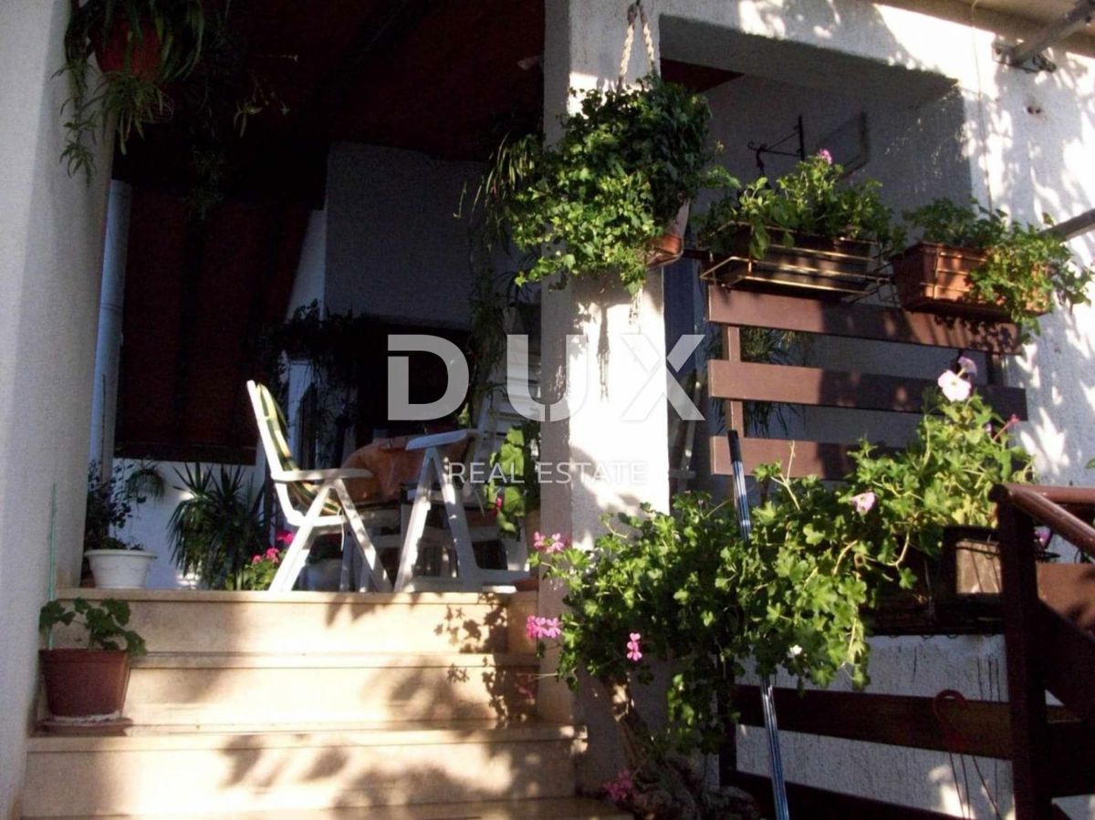 ISTRA, SAVUDRIJA - Dve hiši z garažami + gradbeno zemljišče - 200 m OD MORJA!!