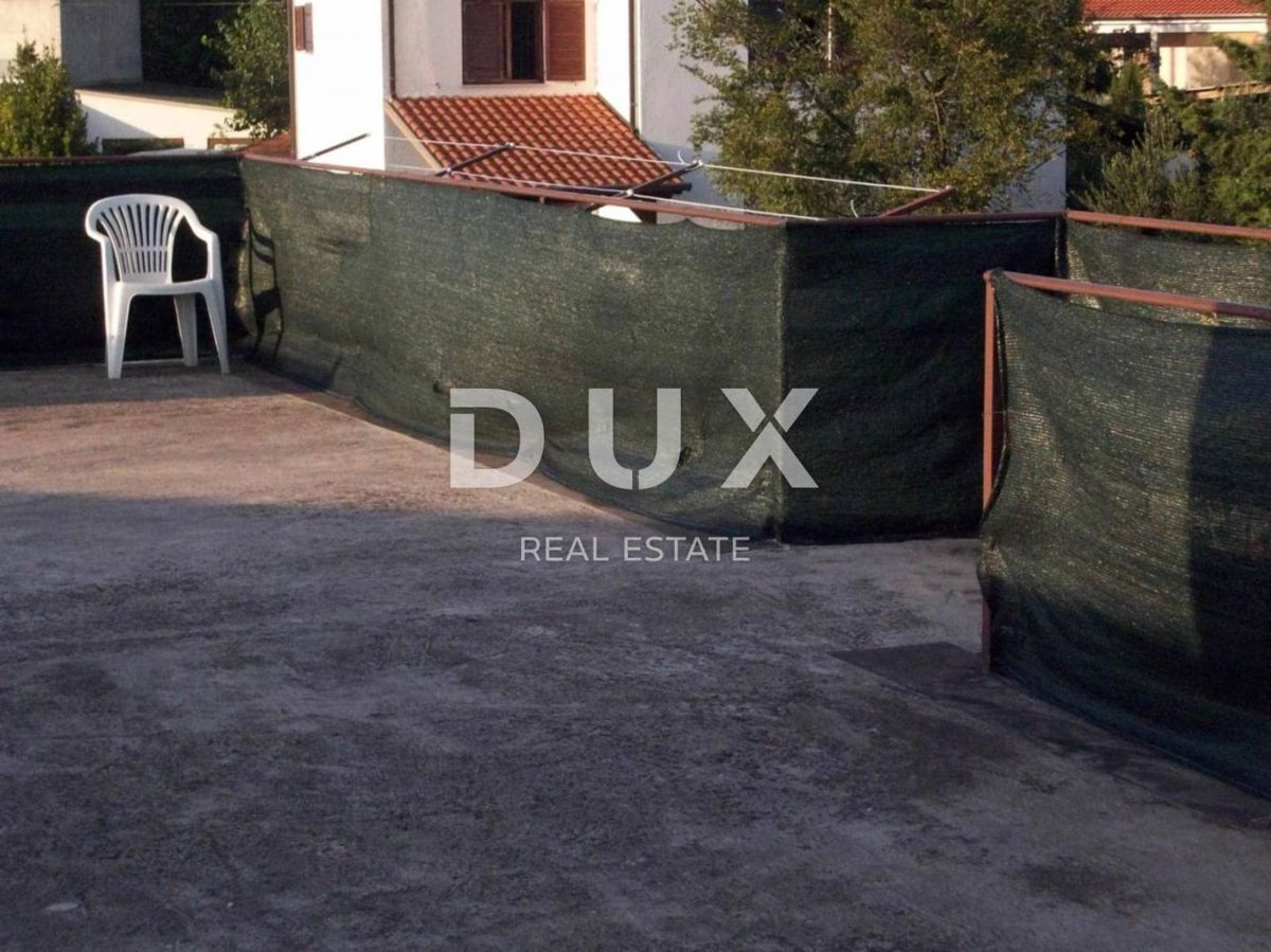 ISTRA, SAVUDRIJA - Dve hiši z garažami + gradbeno zemljišče - 200 m OD MORJA!!