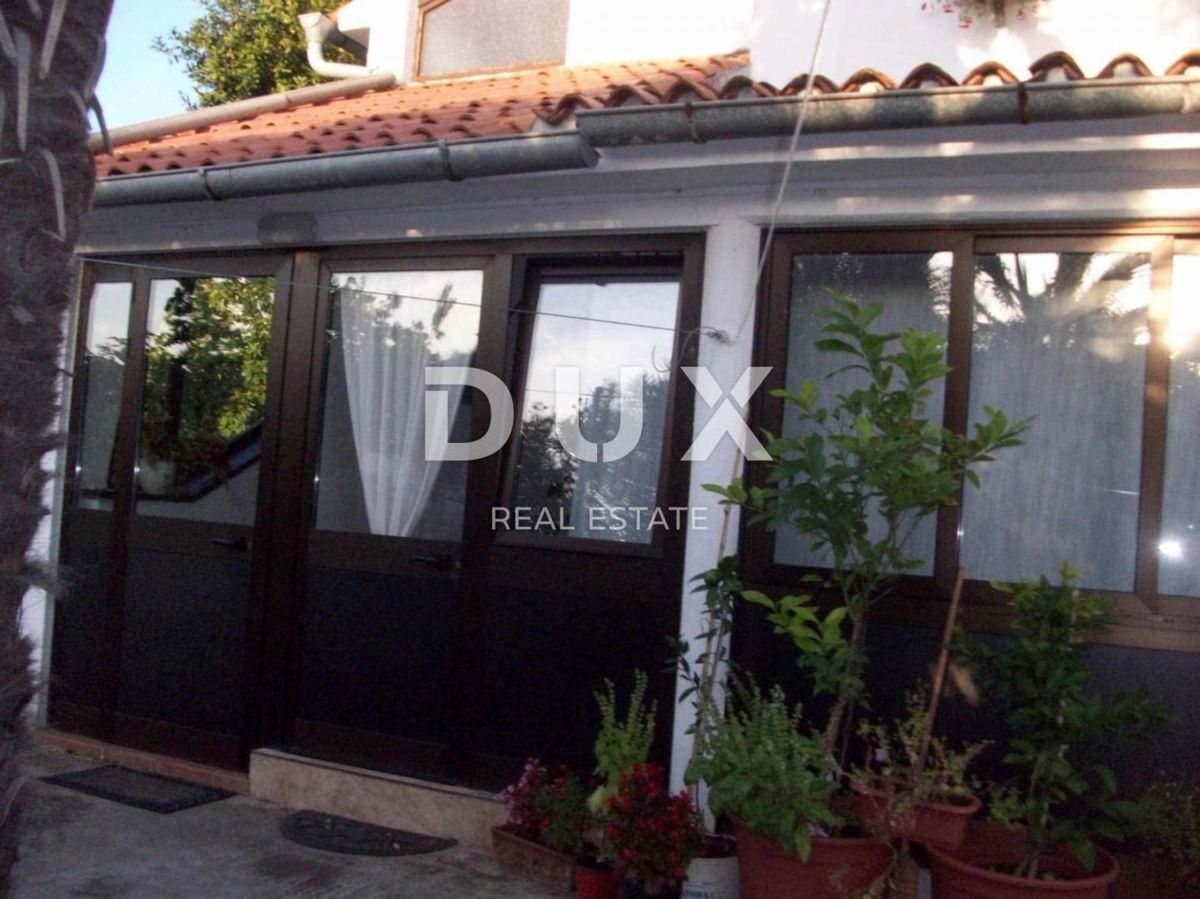 ISTRA, SAVUDRIJA - Dve hiši z garažami + gradbeno zemljišče - 200 m OD MORJA!!