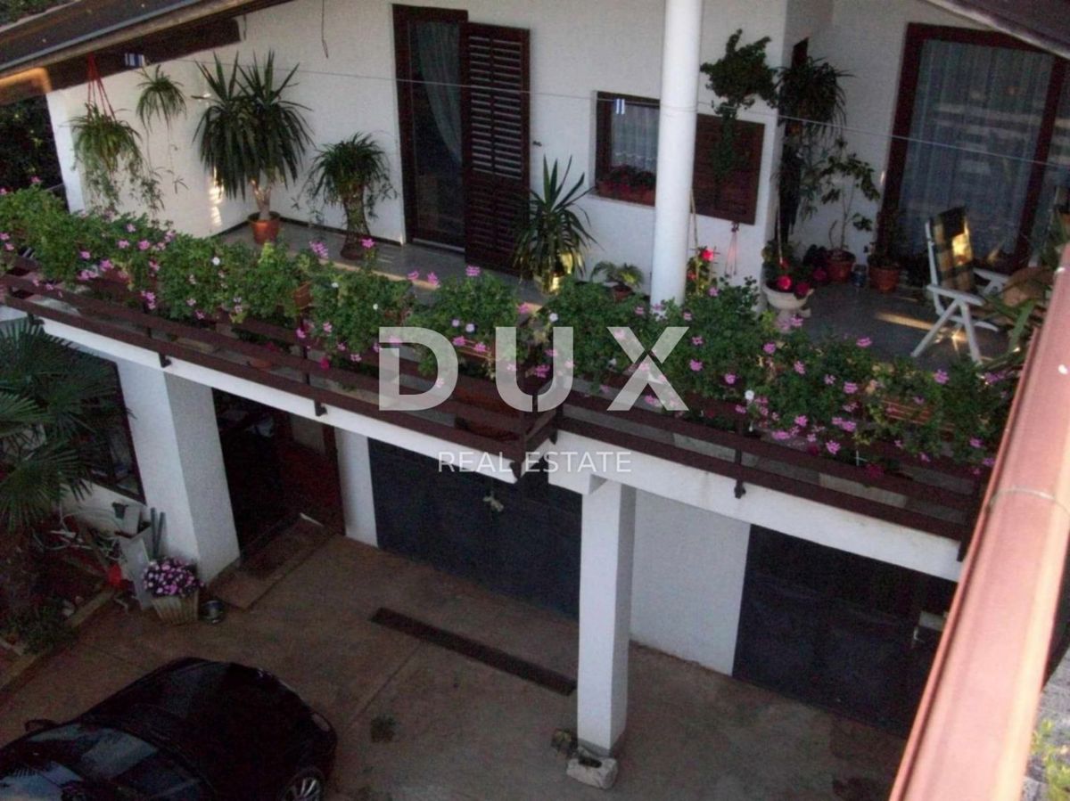 ISTRA, SAVUDRIJA - Dve hiši z garažami + gradbeno zemljišče - 200 m OD MORJA!!