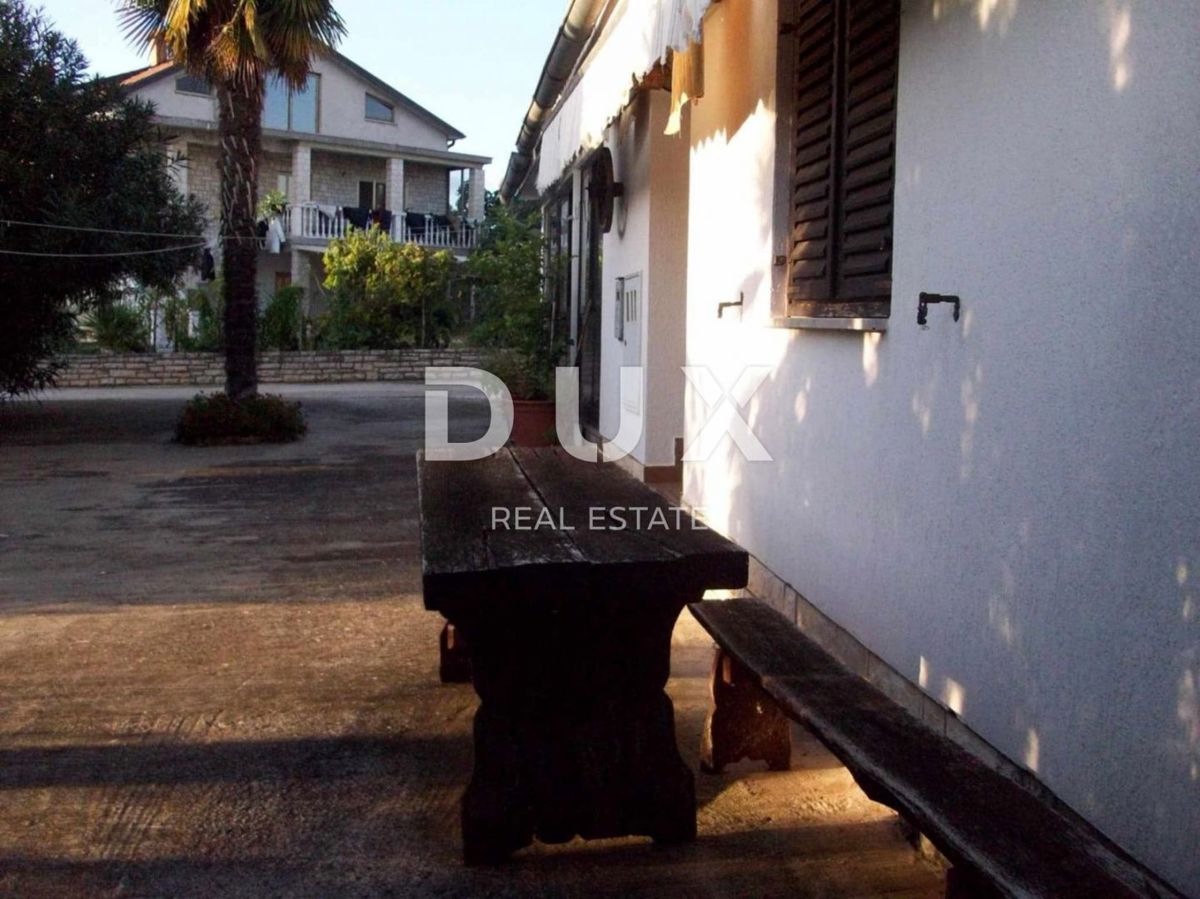 ISTRA, SAVUDRIJA - Dve hiši z garažami + gradbeno zemljišče - 200 m OD MORJA!!