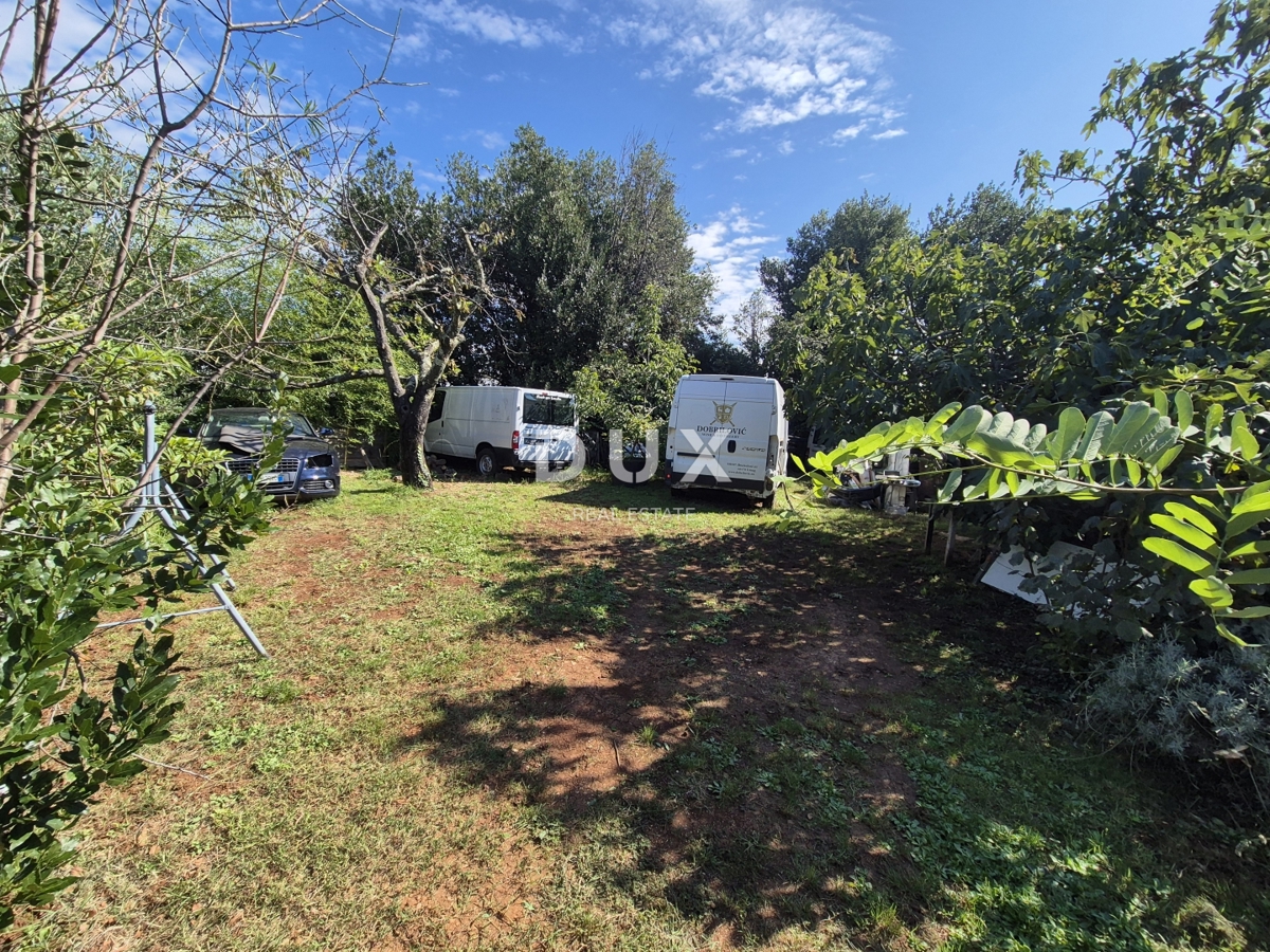 ISTRA, SAVUDRIJA - Dve hiši z garažami + gradbeno zemljišče - 200 m OD MORJA!!