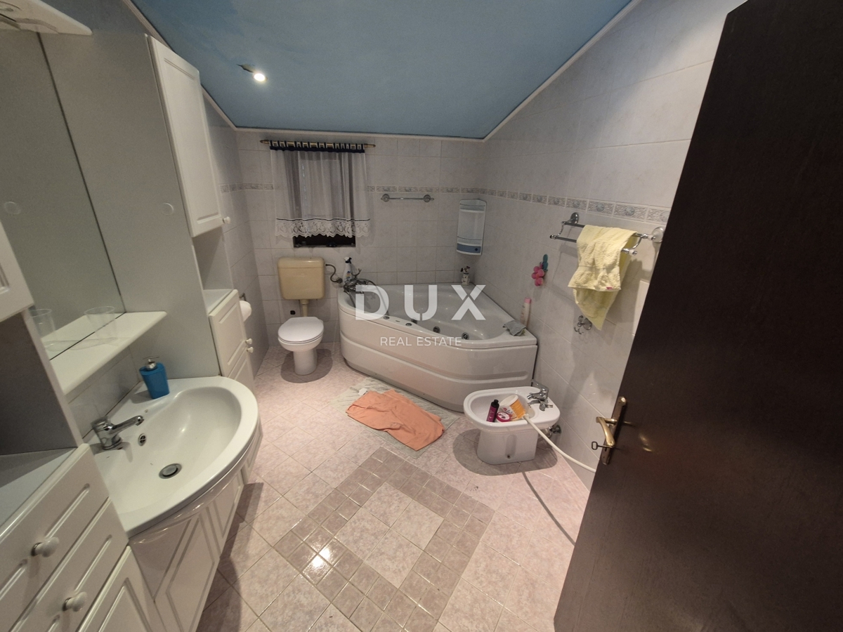 ISTRA, SAVUDRIJA - Dve hiši z garažami + gradbeno zemljišče - 200 m OD MORJA!!