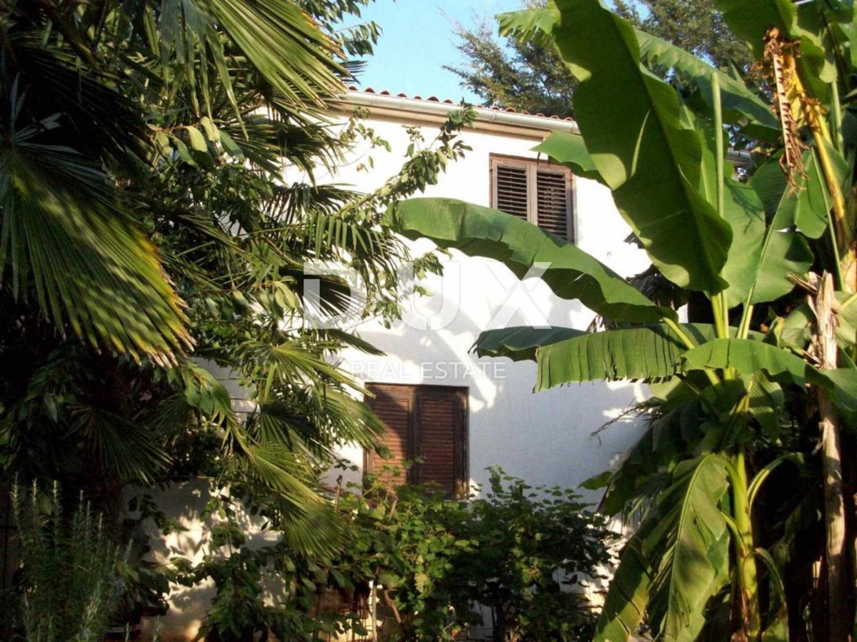 ISTRA, SAVUDRIJA - Dve hiši z garažami + gradbeno zemljišče - 200 m OD MORJA!!