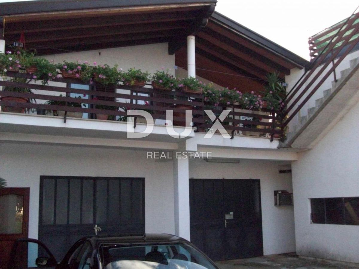 ISTRA, SAVUDRIJA - Dve hiši z garažami + gradbeno zemljišče - 200 m OD MORJA!!