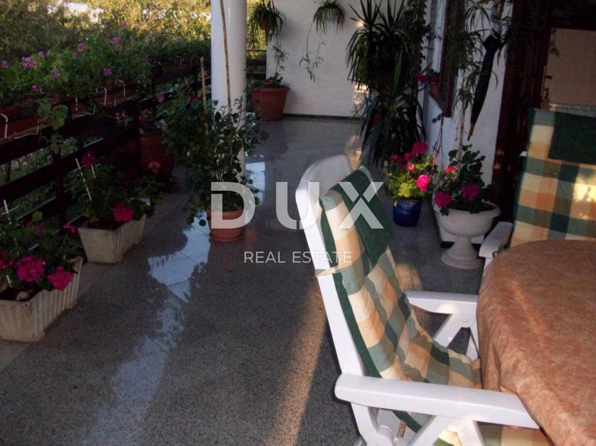 ISTRA, SAVUDRIJA - Dve hiši z garažami + gradbeno zemljišče - 200 m OD MORJA!!