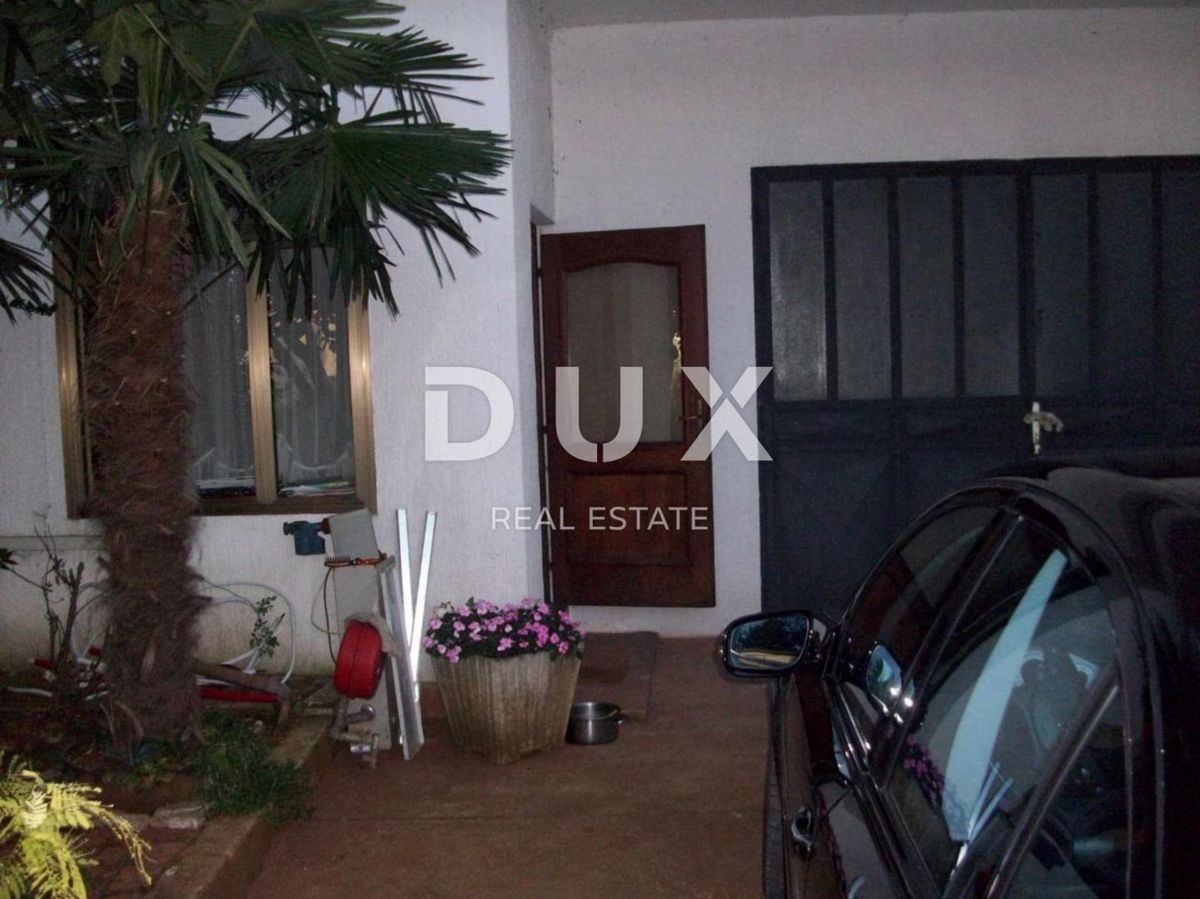 ISTRA, SAVUDRIJA - Dve hiši z garažami + gradbeno zemljišče - 200 m OD MORJA!!