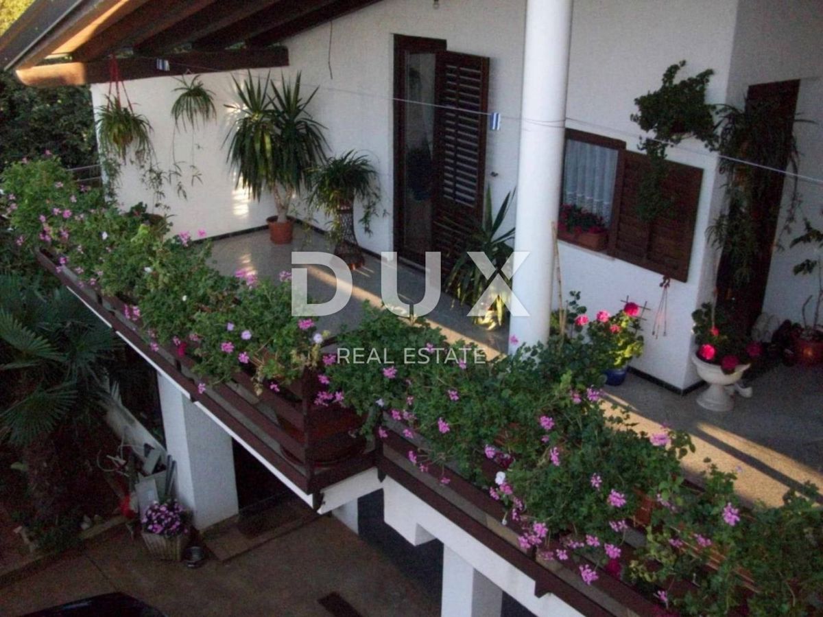 ISTRA, SAVUDRIJA - Dve hiši z garažami + gradbeno zemljišče - 200 m OD MORJA!!