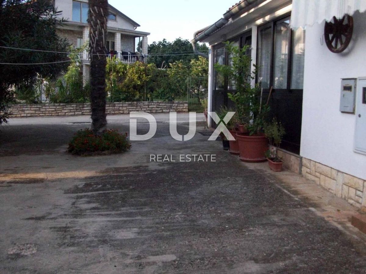 ISTRA, SAVUDRIJA - Dve hiši z garažami + gradbeno zemljišče - 200 m OD MORJA!!