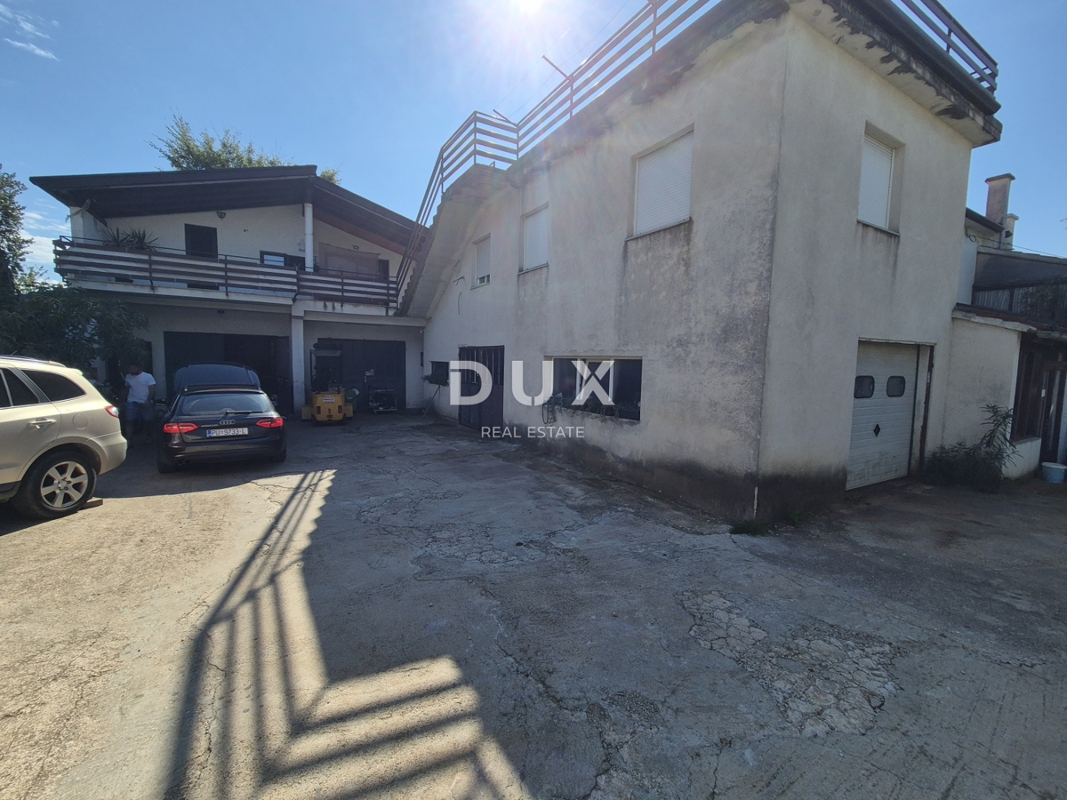 ISTRA, SAVUDRIJA - Dve hiši z garažami + gradbeno zemljišče - 200 m OD MORJA!!