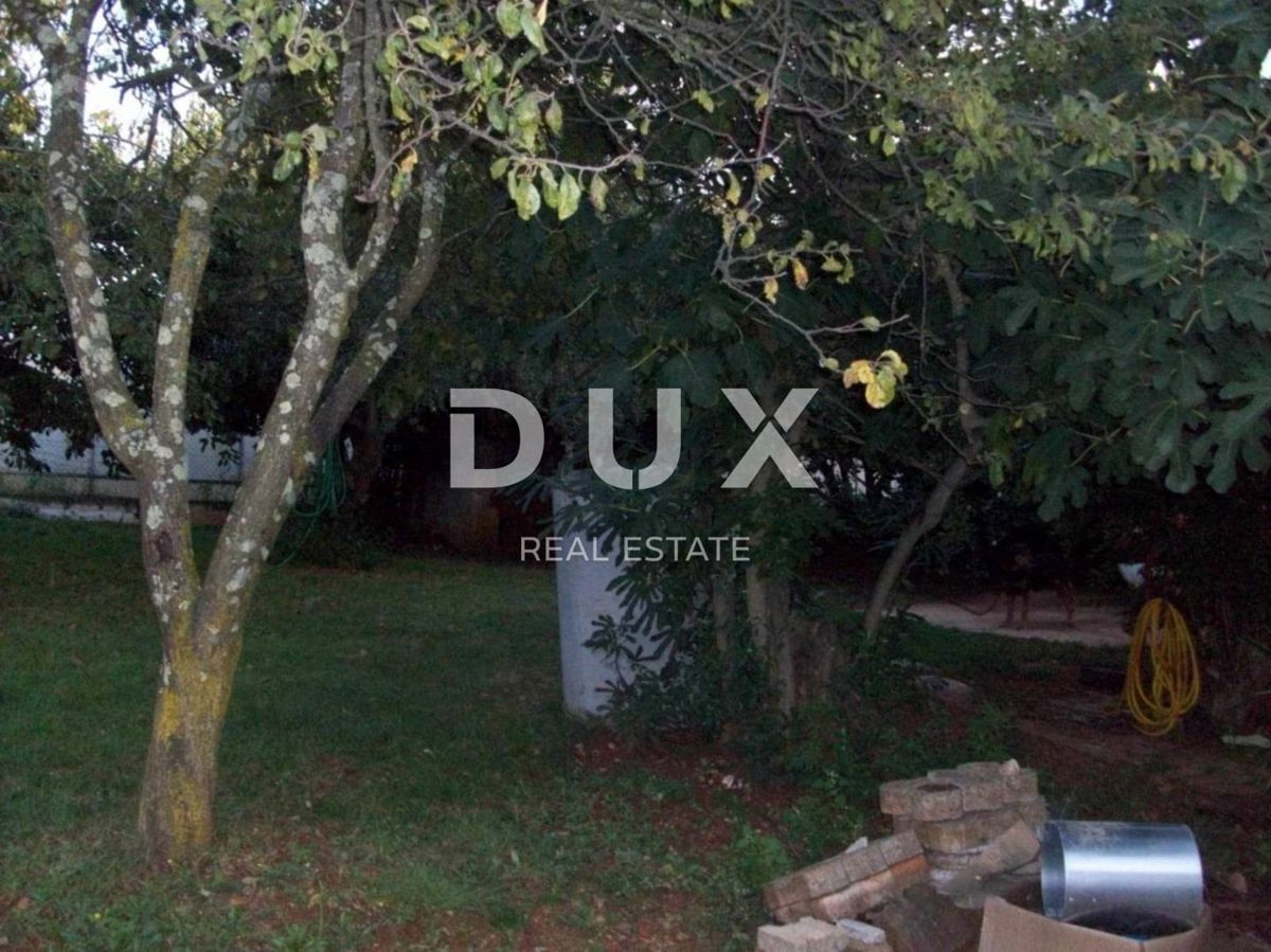 ISTRA, SAVUDRIJA - Dve hiši z garažami + gradbeno zemljišče - 200 m OD MORJA!!